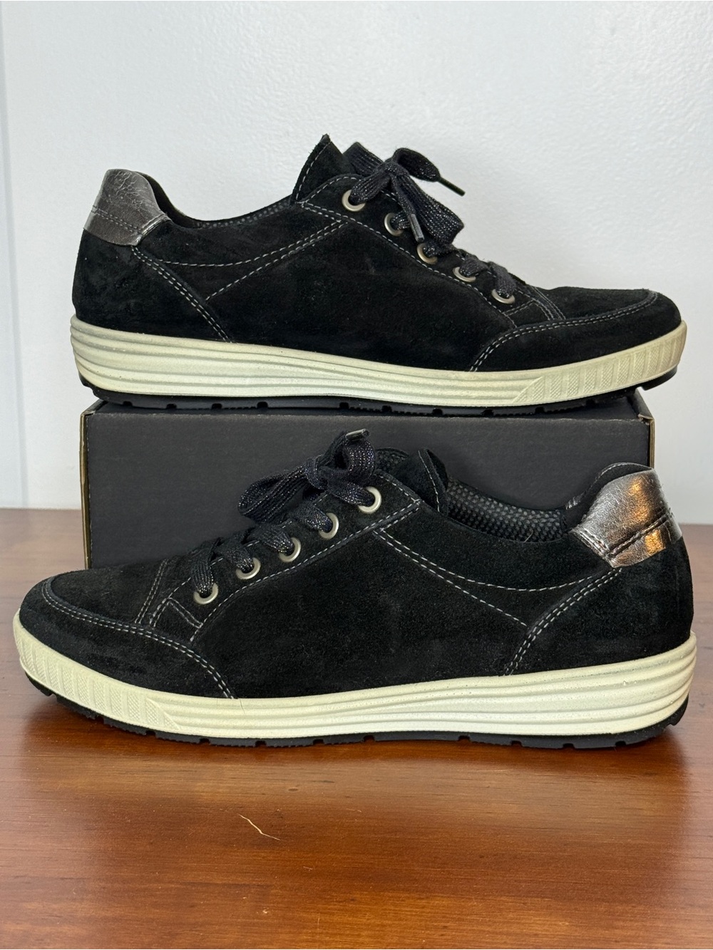 ARA Black Suede Lifestyle Sneaker Metallic Laces & Heel Counter Sz 7.5 US | GUC